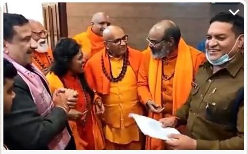 हरिद्वार में भड़काऊ भाषण देने के बाद हिन्दू नेताओं ने पुलिस पर दबाव बनाया