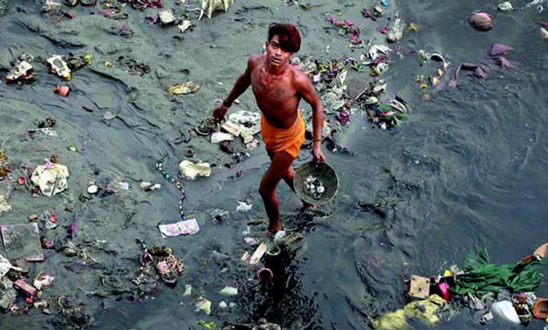 गंगा नादानों के बीच एक अबूझ पहेली-सी